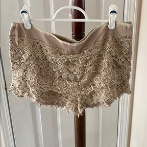 Size medium San Souci tan shorts